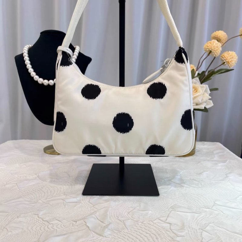 Prada 黑白點點hobo尼龍腋下包 22*17*6 99新配件塵袋-1