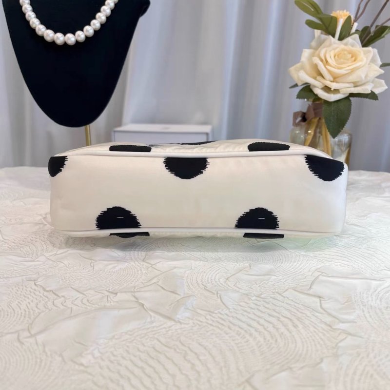 Prada 黑白點點hobo尼龍腋下包 22*17*6 99新配件塵袋-4