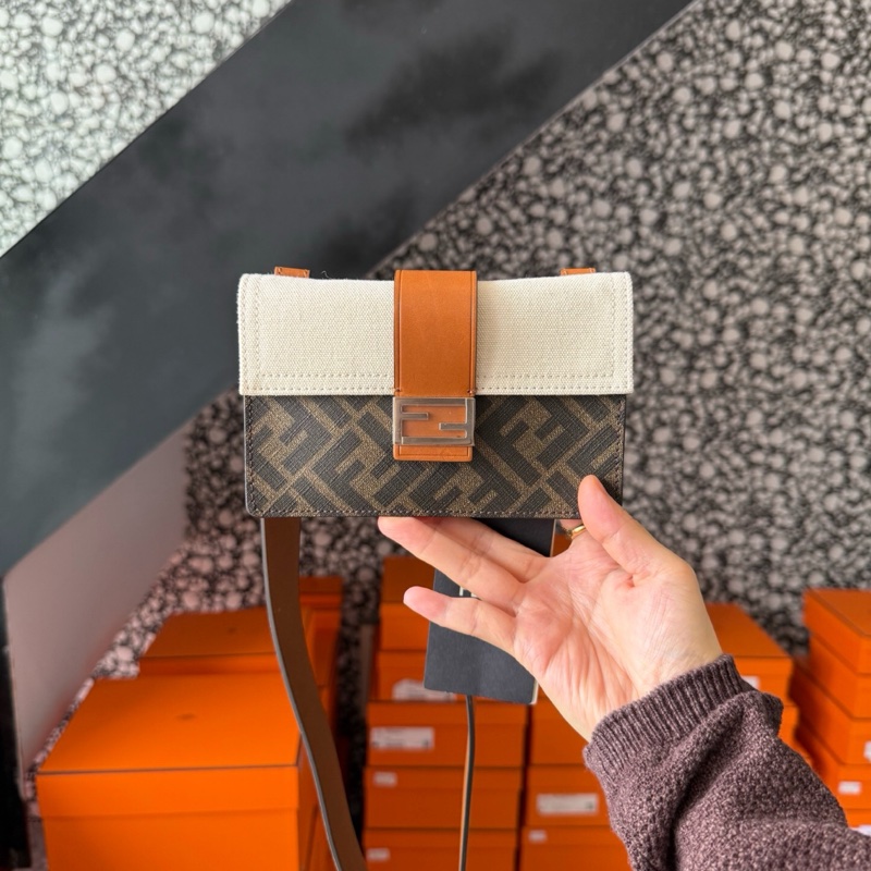 Fendi 復古風格小斜挎-0