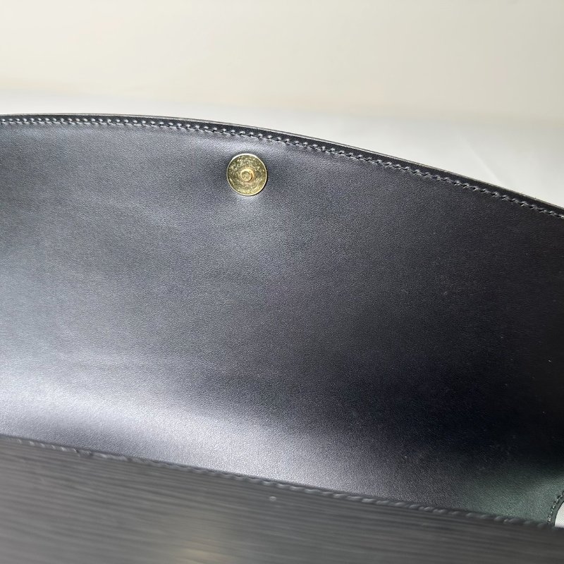 LV EPI黑色水波紋圓筒肩背包-7