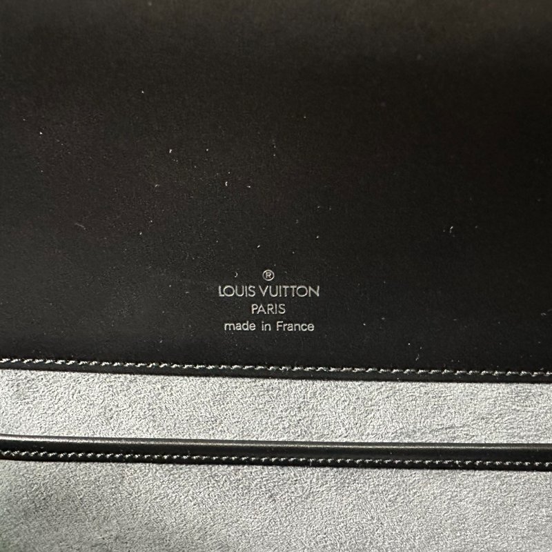 LV EPI黑色水波紋圓筒肩背包-9
