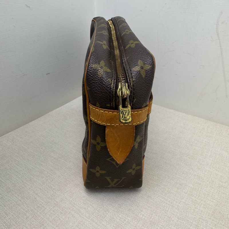 LV Monogram 老花手拿包-6
