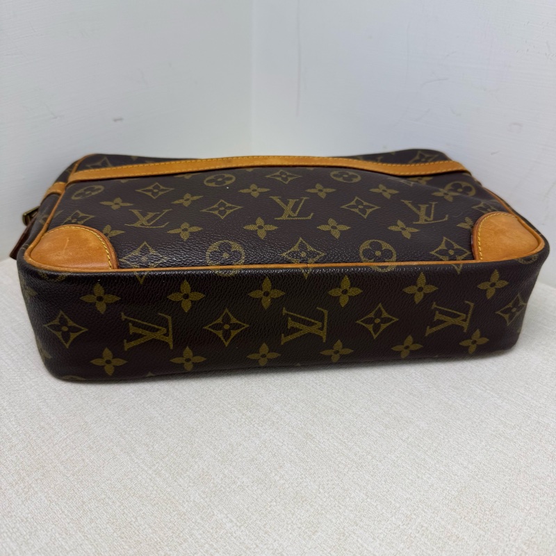 LV Monogram 老花手拿包-7