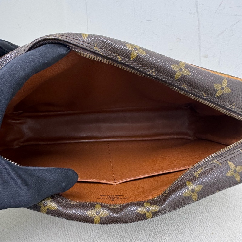 LV Monogram 老花手拿包-8