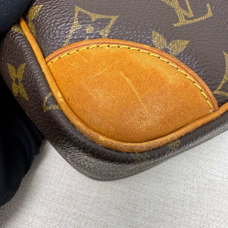 LV Monogram 老花手拿包-10