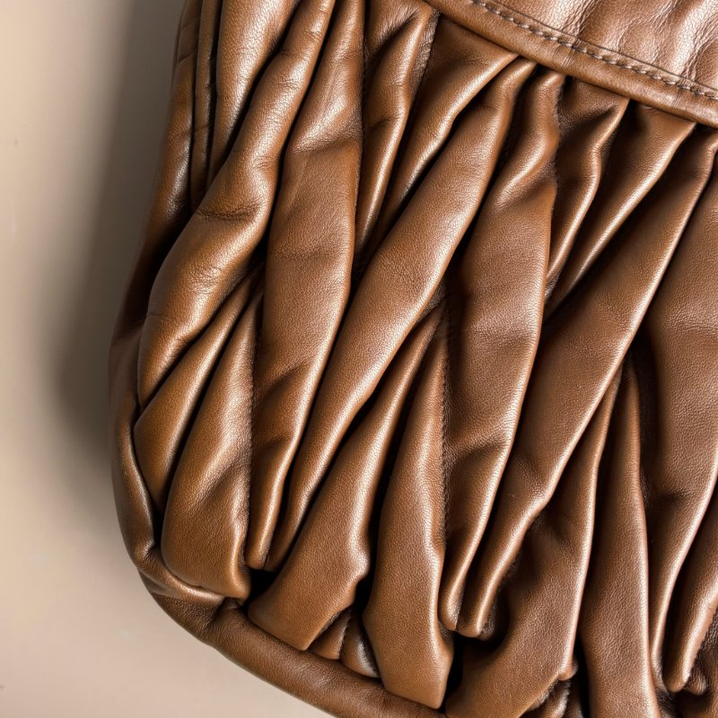 ::Miu Miu:: Coffer Hobo 棕色皮革可芙大肩背包 手提包 斜背包 Brown Matelassé Leather-28