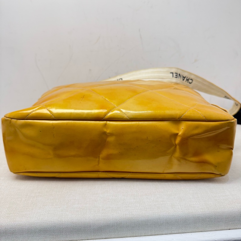 CHANEL 亮黃色漆皮 方形菱格紋斜背包-5