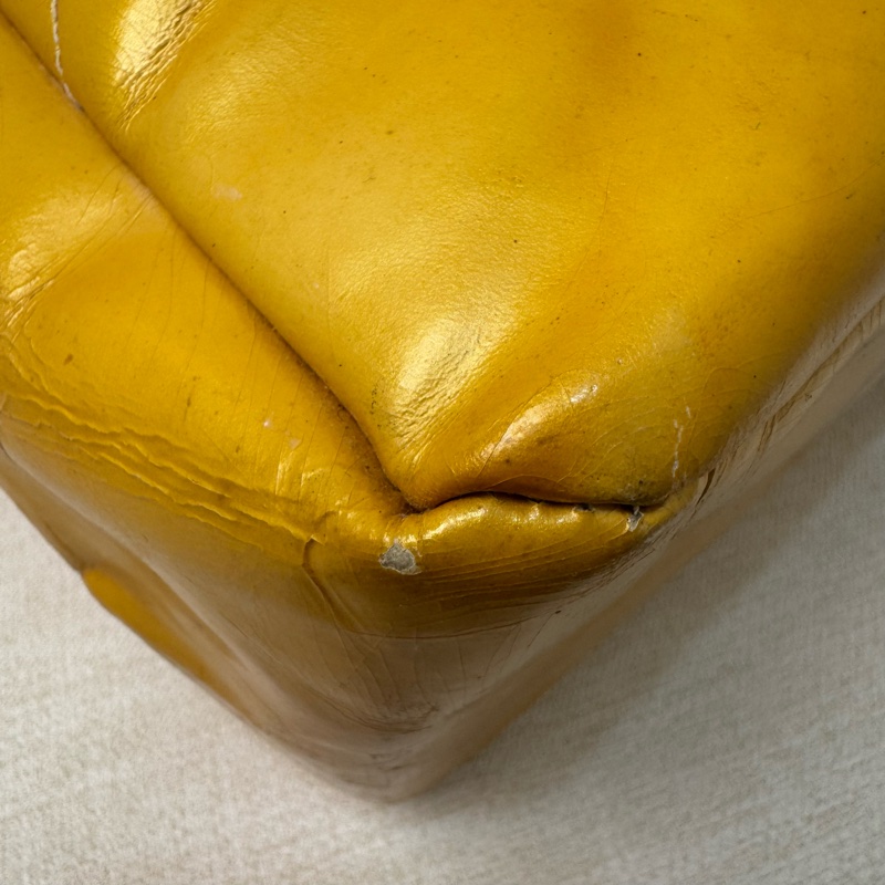 CHANEL 亮黃色漆皮 方形菱格紋斜背包-11