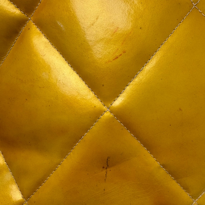 CHANEL 亮黃色漆皮 方形菱格紋斜背包-22