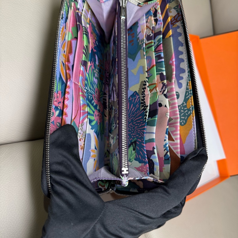 Hermes silk in 黑色絲巾長夾/自由之城&狗來富系列/全新閒置美品-1