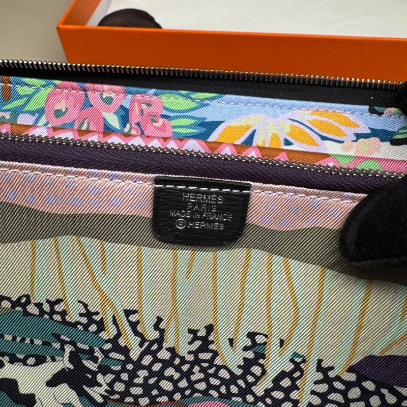Hermes silk in 黑色絲巾長夾/自由之城&狗來富系列/全新閒置美品-6