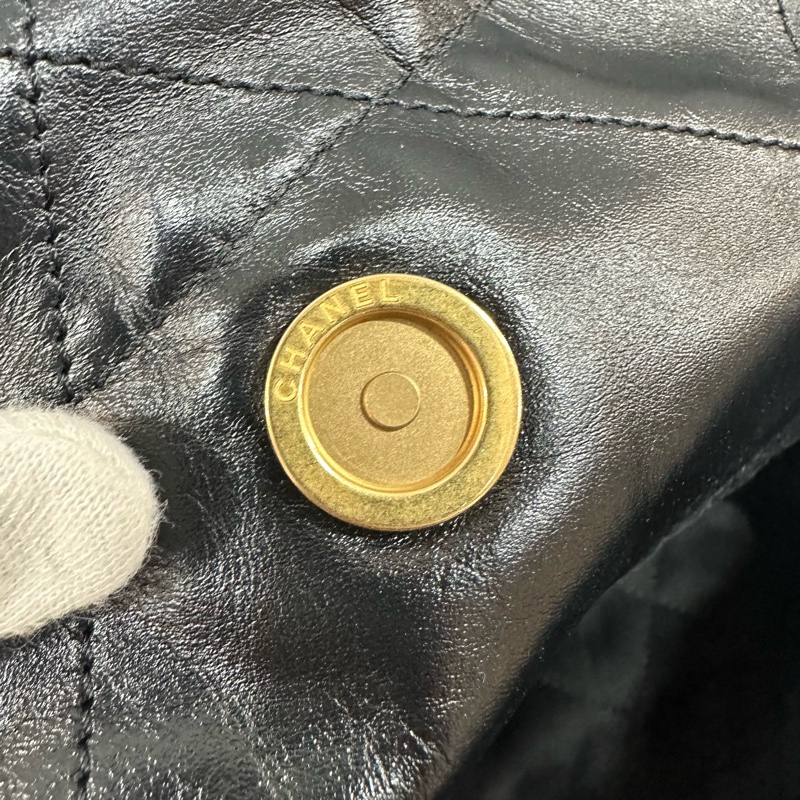 chanel AS3260 黑羊皮金釦肩背包 22 bag 小號-23