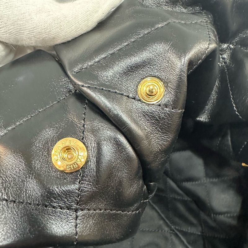 chanel AS3260 黑羊皮金釦肩背包 22 bag 小號-25