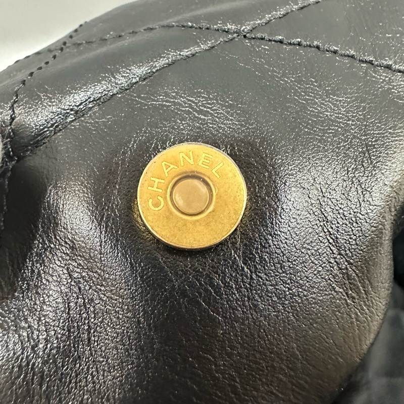 chanel AS3260 黑羊皮金釦肩背包 22 bag 小號-26