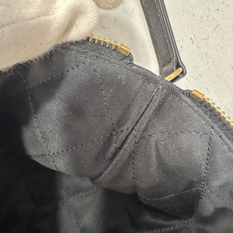 chanel AS3260 黑羊皮金釦肩背包 22 bag 小號-50