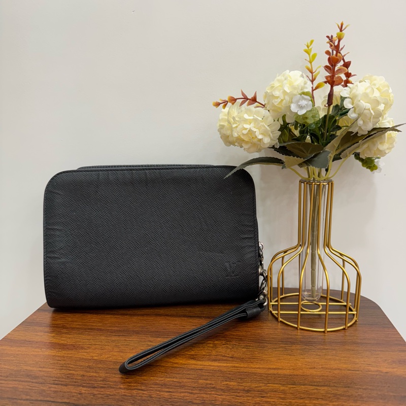 LV 鐵灰色 皮革 手拿包-1