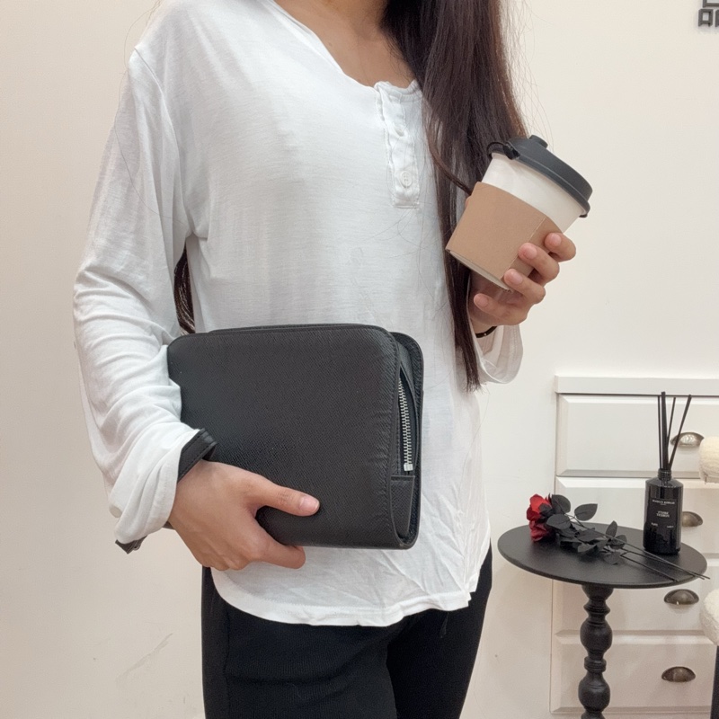 LV 鐵灰色 皮革 手拿包-2