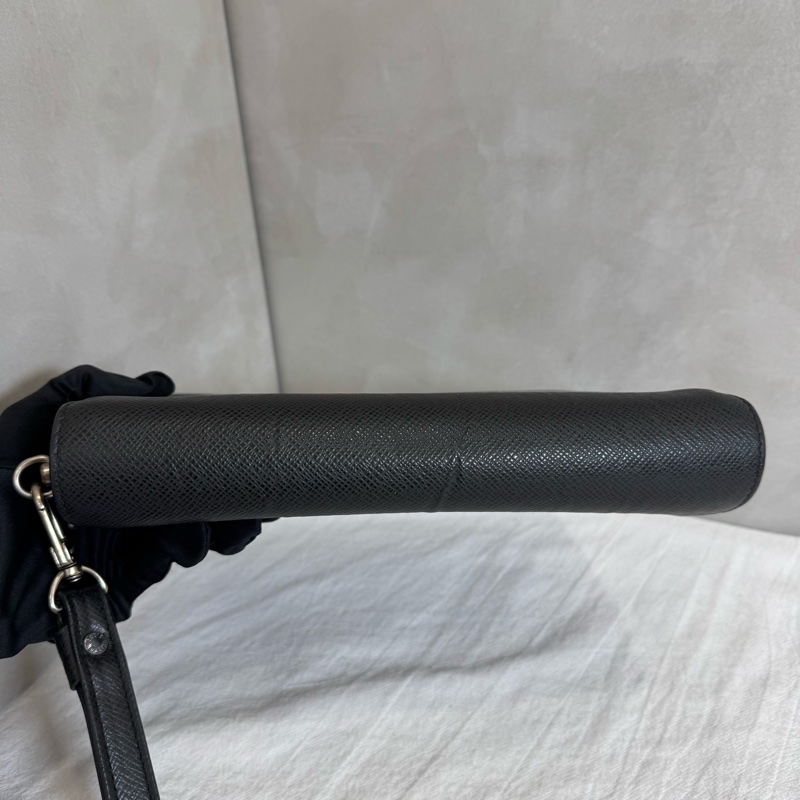 LV 鐵灰色 皮革 手拿包-5