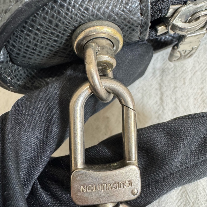 LV 鐵灰色 皮革 手拿包-11