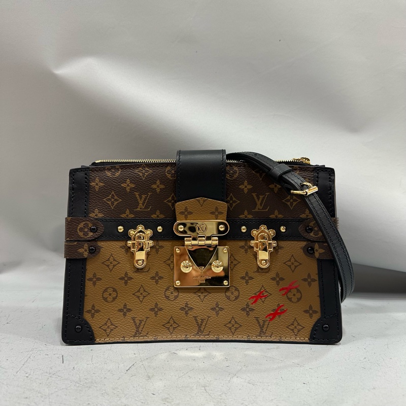 LV M43596 老花雙拼色金釦斜背包 trunk Clutch-0