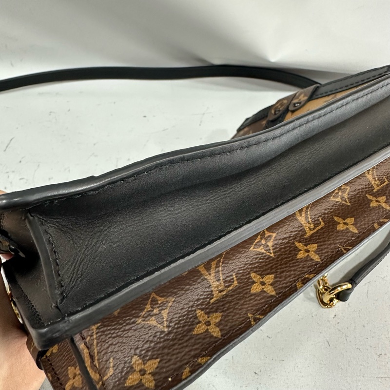 LV M43596 老花雙拼色金釦斜背包 trunk Clutch-7