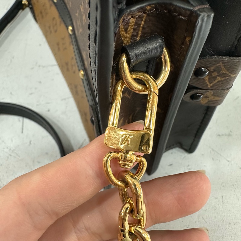 LV M43596 老花雙拼色金釦斜背包 trunk Clutch-17