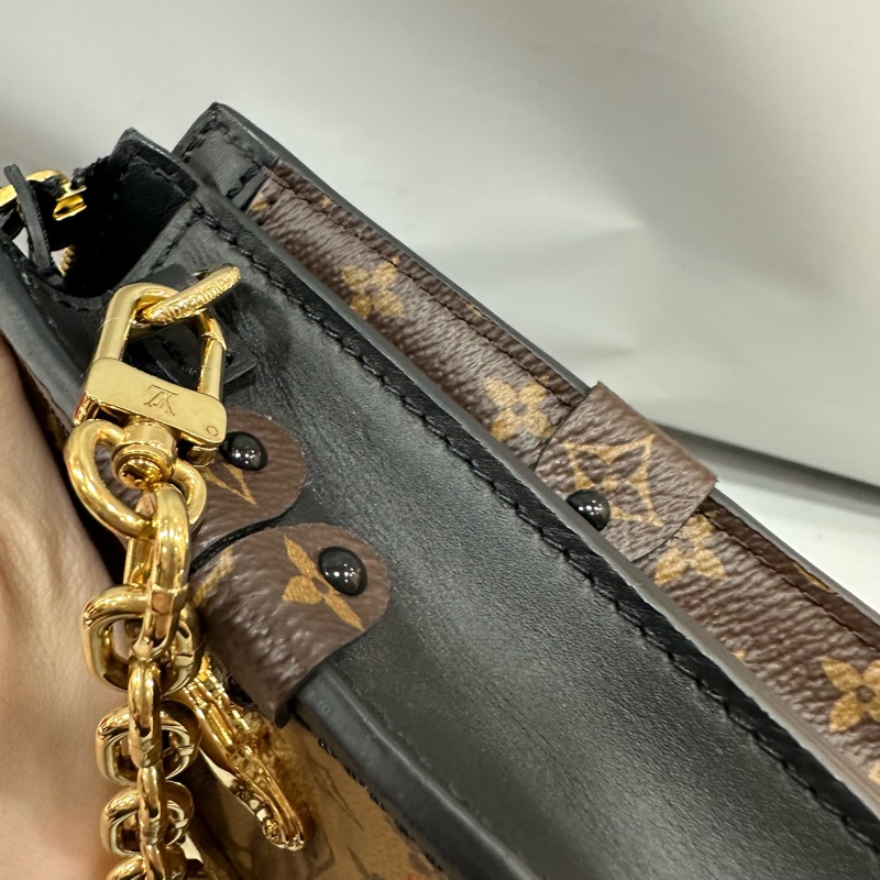 LV M43596 老花雙拼色金釦斜背包 trunk Clutch-18