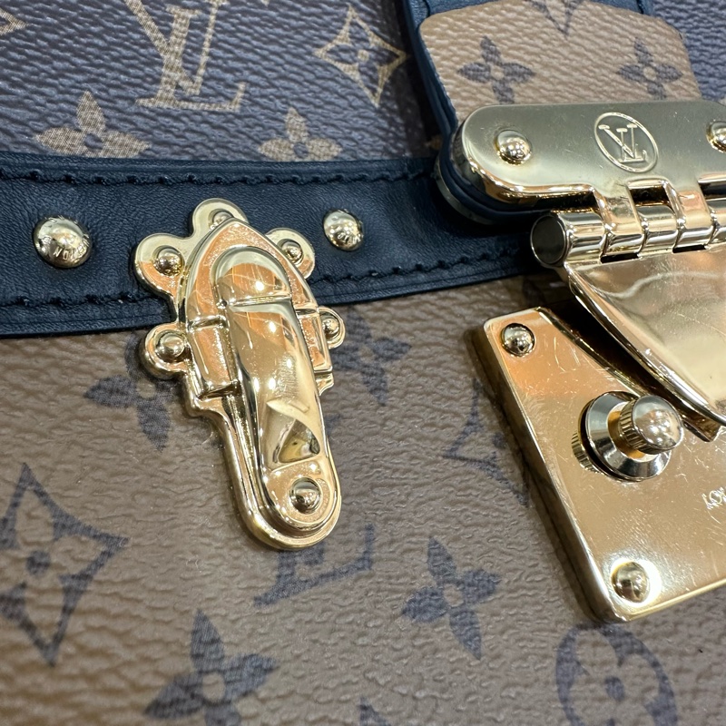 LV M43596 老花雙拼色金釦斜背包 trunk Clutch-22