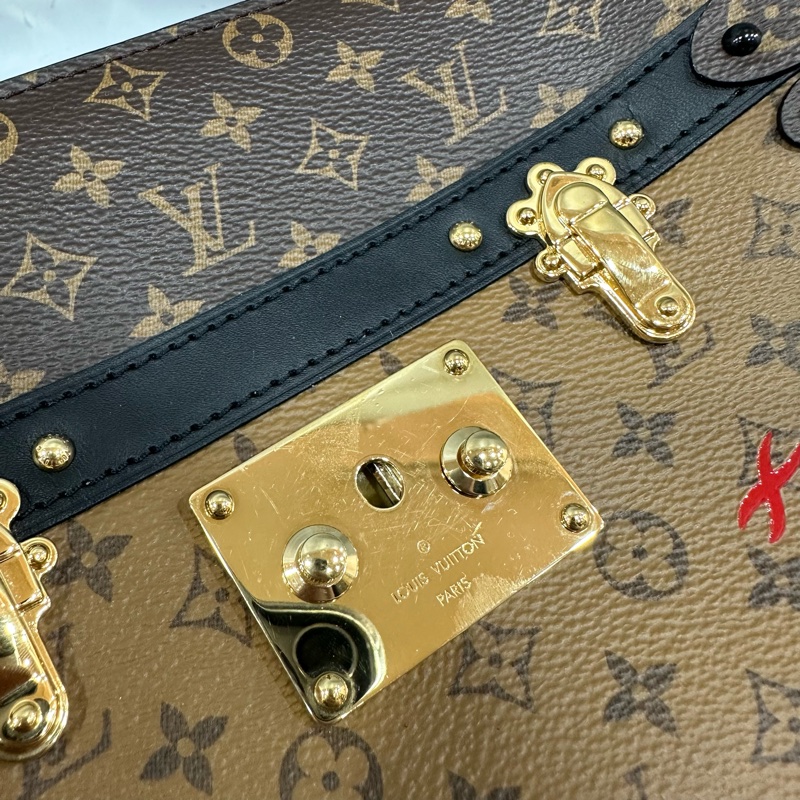 LV M43596 老花雙拼色金釦斜背包 trunk Clutch-23