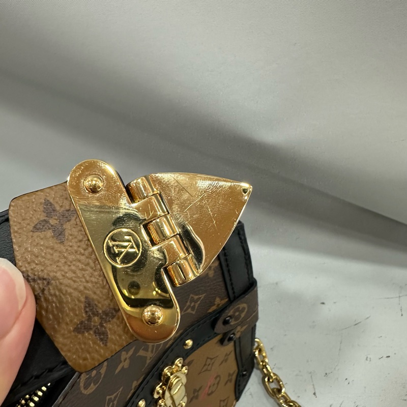 LV M43596 老花雙拼色金釦斜背包 trunk Clutch-25