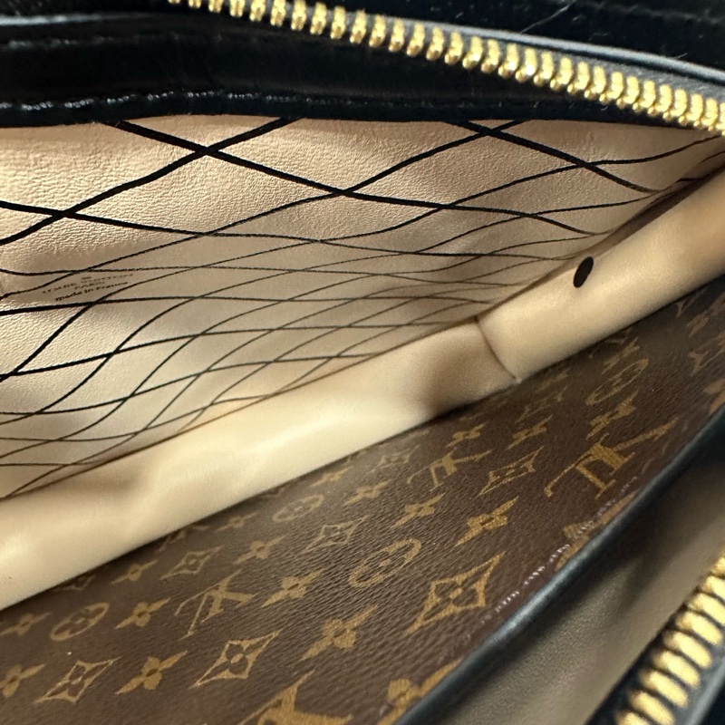 LV M43596 老花雙拼色金釦斜背包 trunk Clutch-26