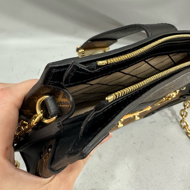 LV M43596 老花雙拼色金釦斜背包 trunk Clutch-29