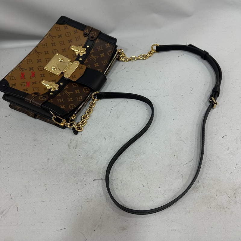 LV M43596 老花雙拼色金釦斜背包 trunk Clutch-36