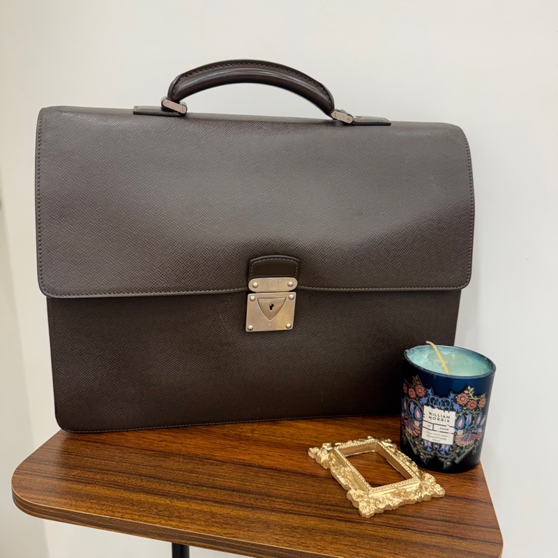 LV 咖啡色 EPI Robusto 1商務包-1