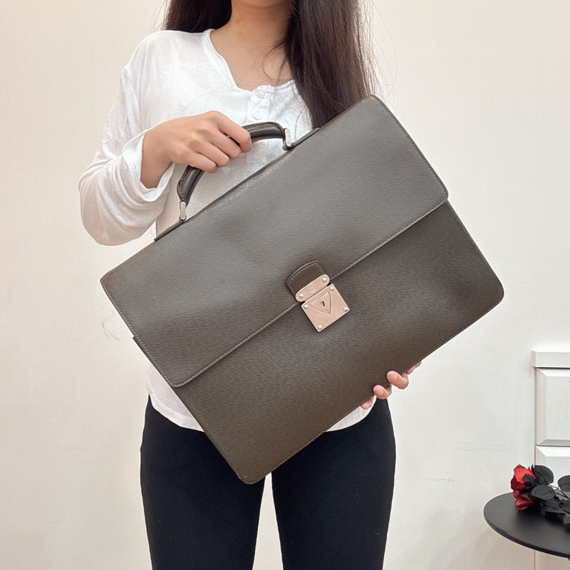 LV 咖啡色 EPI Robusto 1商務包-2