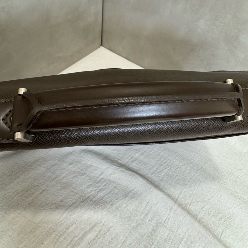 LV 咖啡色 EPI Robusto 1商務包-6