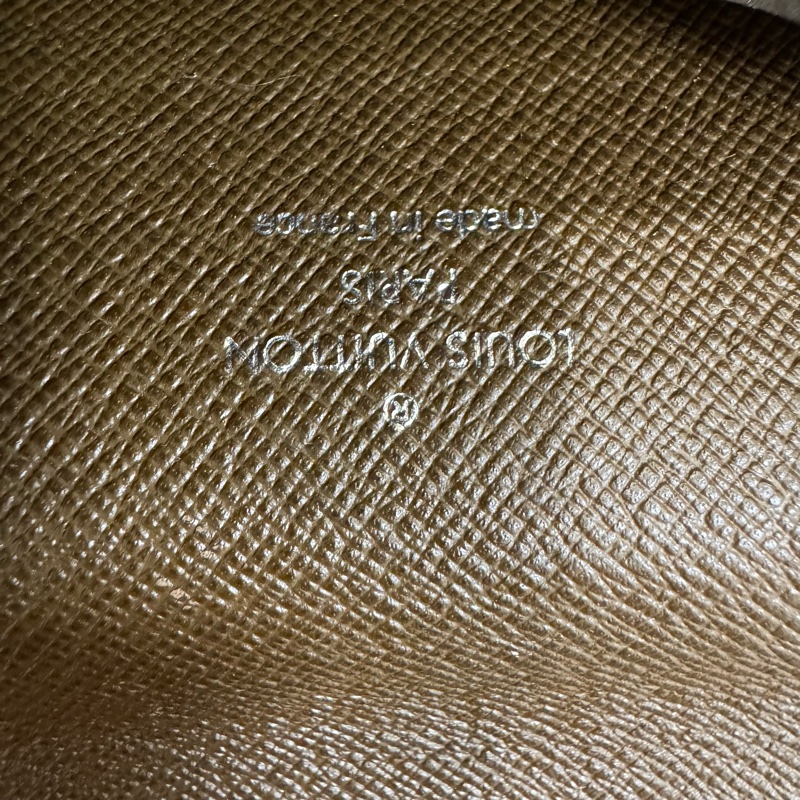 LV 咖啡色 EPI Robusto 1商務包-8