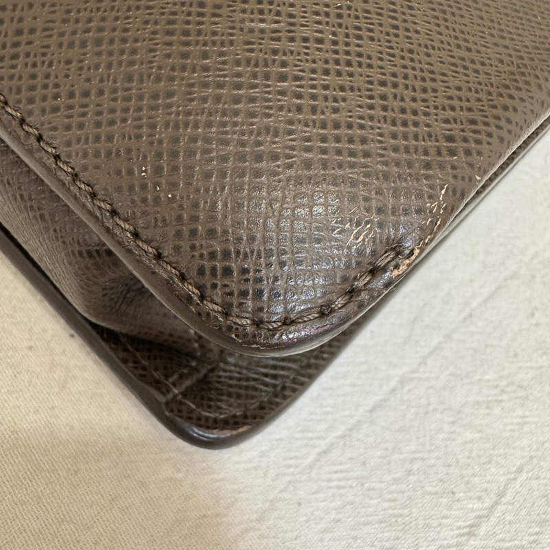 LV 咖啡色 EPI Robusto 1商務包-11