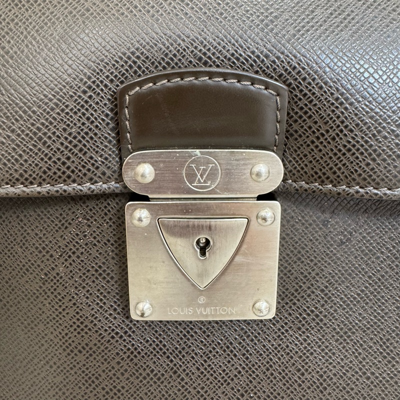 LV 咖啡色 EPI Robusto 1商務包-16