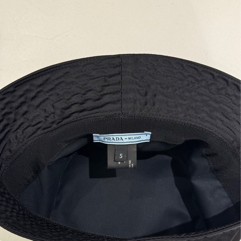 Prada 漁夫帽 S號 9.9新 降價為10500(11/10) 更新照片-10