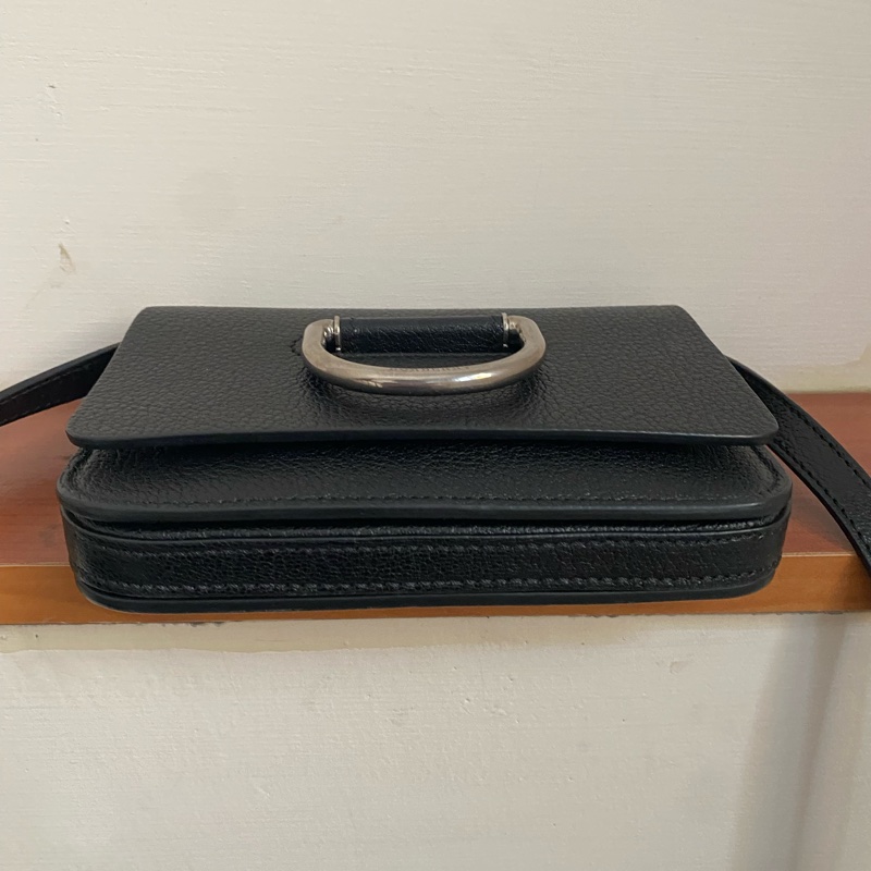 Burberry  D型芤翻蓋斜背包-10