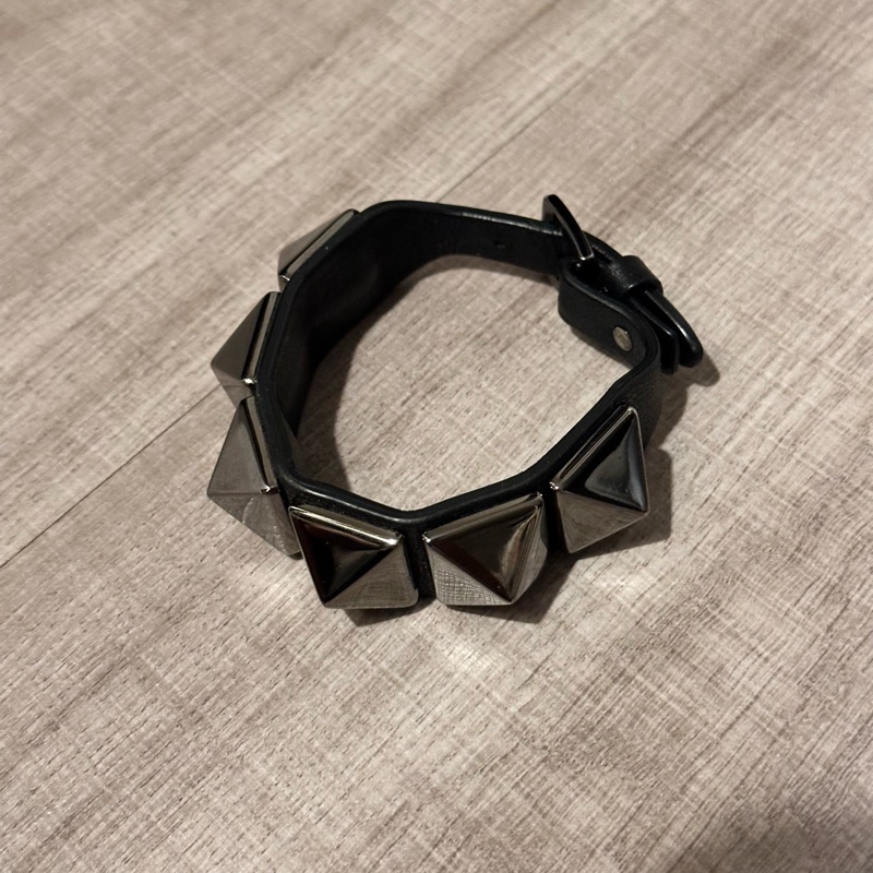 二手近新真品公司貨Valentino 黑大鉚釘真皮革手環/黑色-0