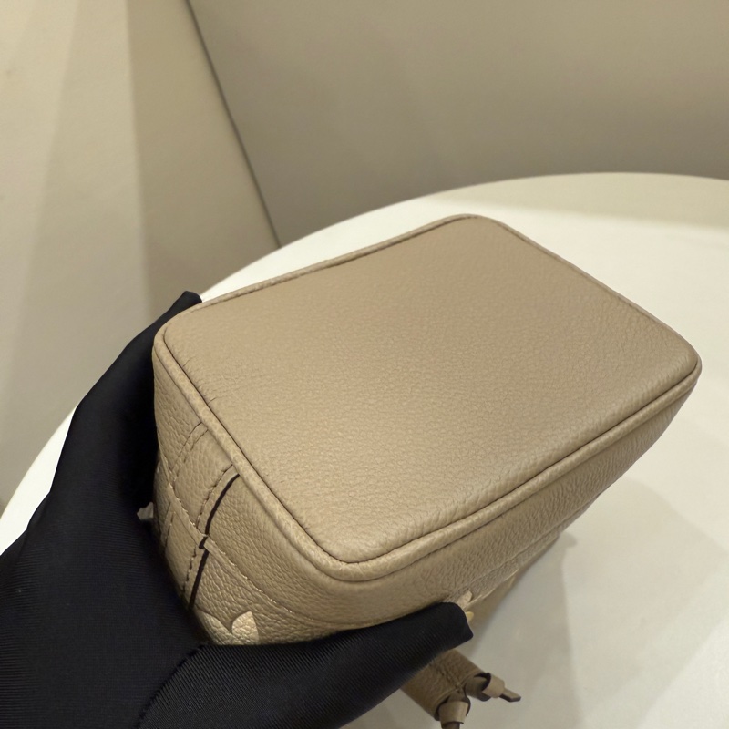 (近全新品況極美)Louis Vuitton LV 路易威登 M46291 NANO NOÉ皮革壓紋迷你水桶包 大象灰-4
