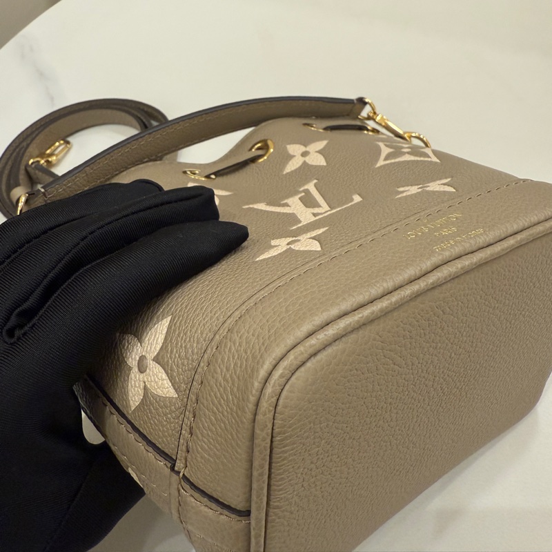 (近全新品況極美)Louis Vuitton LV 路易威登 M46291 NANO NOÉ皮革壓紋迷你水桶包 大象灰-5