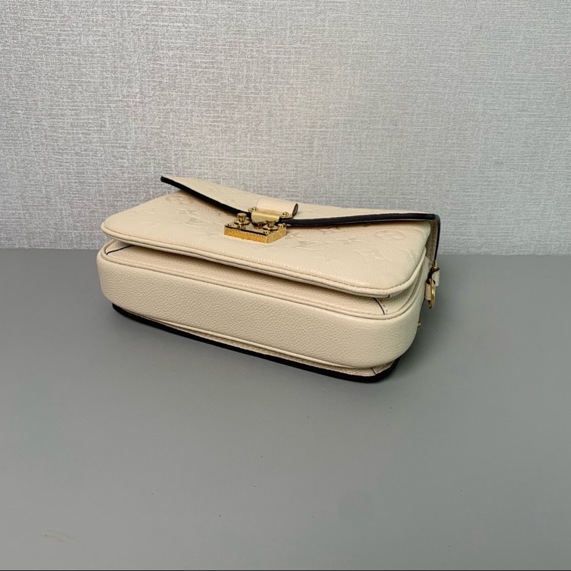 絕美氣質款🥰Lv奶昔白金扣全皮pochette mestis壓紋小郵差包手提斜挎單肩包-8