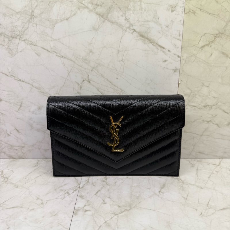 YSL Monogram 金logo粒紋牛皮斜背/肩背信封包_黑-0