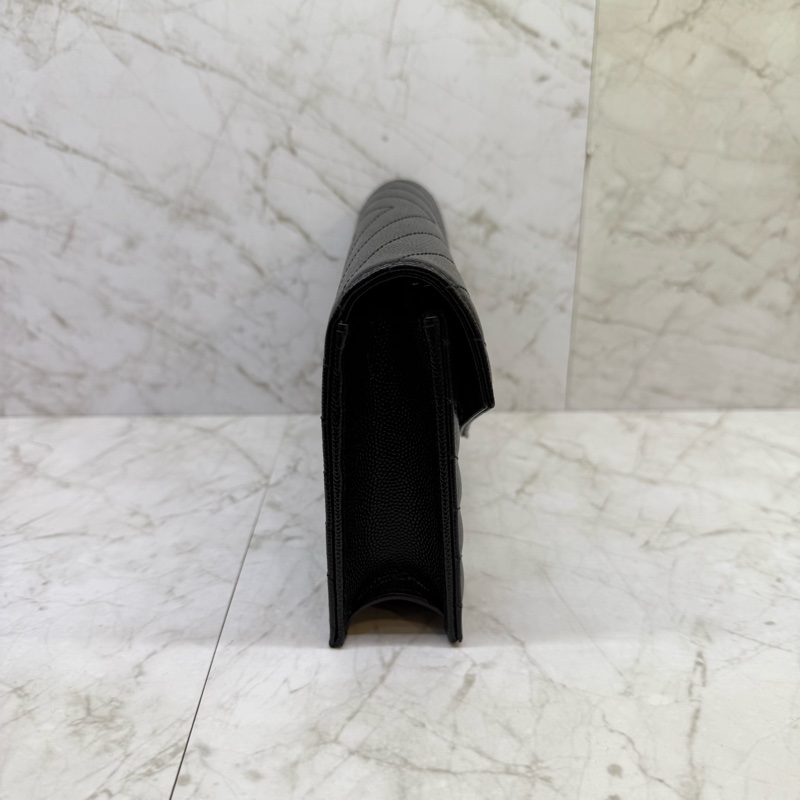 YSL Monogram 金logo粒紋牛皮斜背/肩背信封包_黑-3