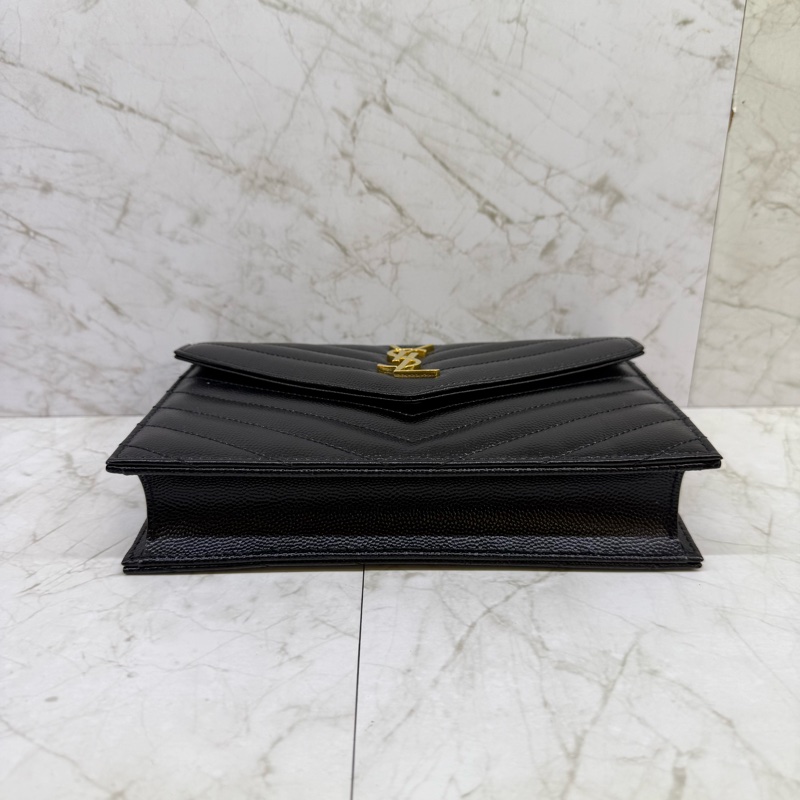 YSL Monogram 金logo粒紋牛皮斜背/肩背信封包_黑-4