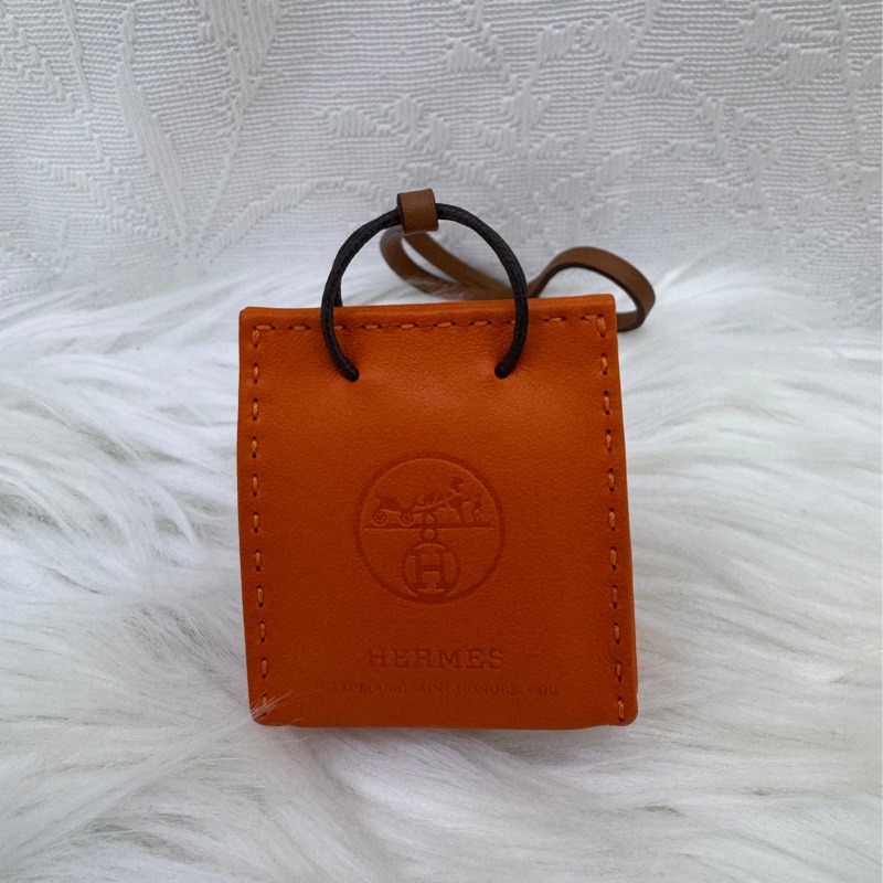 這是一個愛馬仕(Hermès)的橘色小包造型吊飾。-3