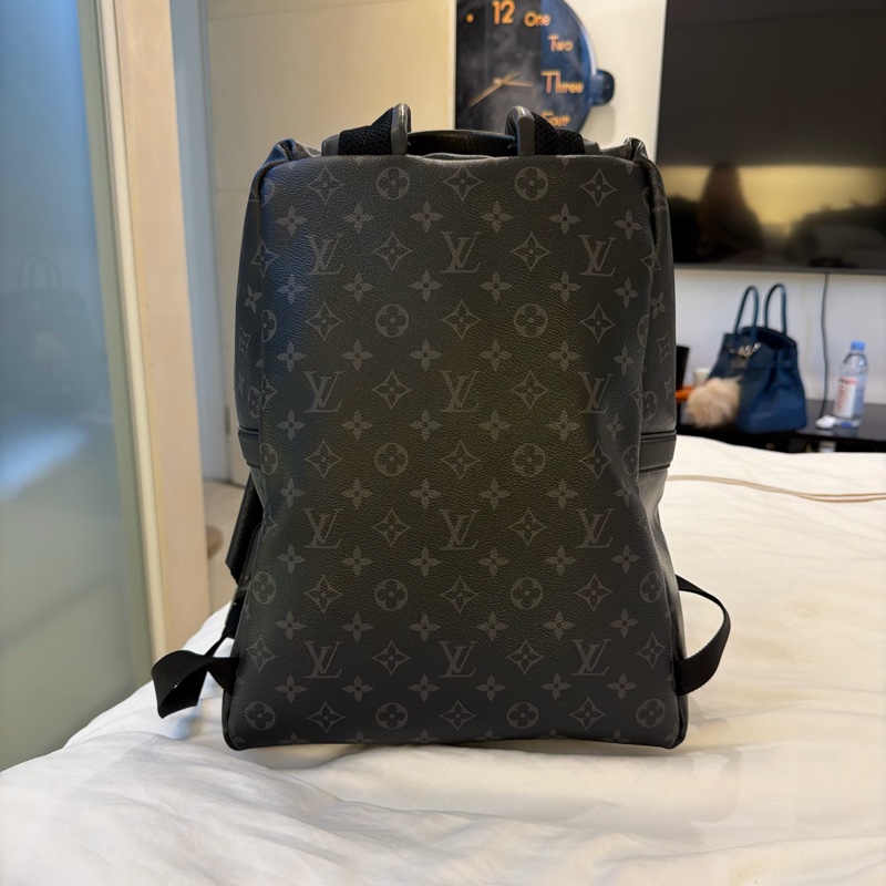 Lv M43186黑色老花前口袋男生後背包-6